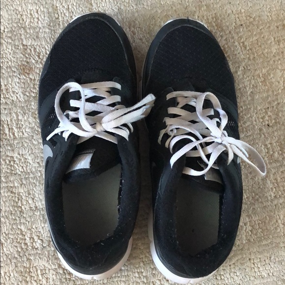 black nike running shoes - Picture 2 of 3